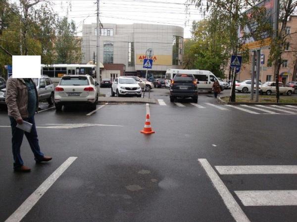 В Ставрополе на парковке супермаркета внедорожник сбил бабушку